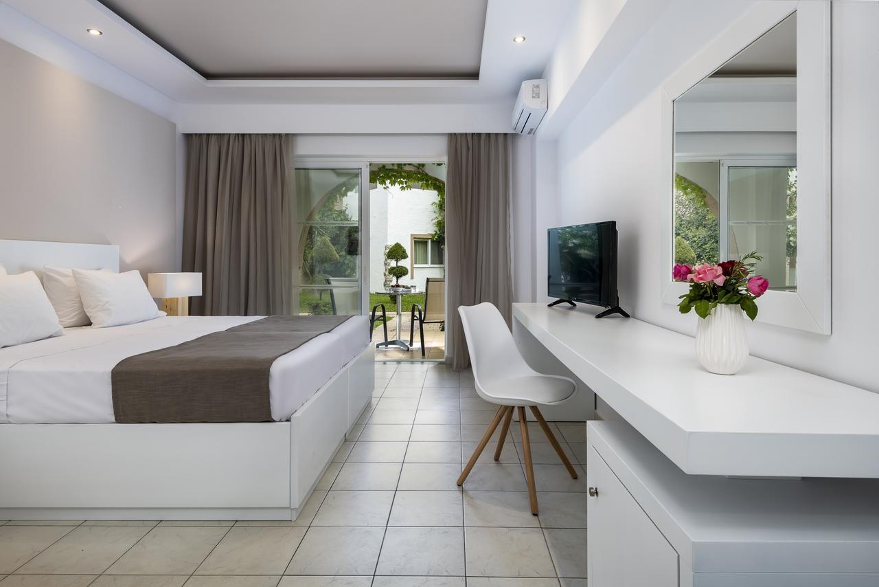 กายา รอยัล โฮเต็ล Hotel มัสติคารี ภายนอก รูปภาพ