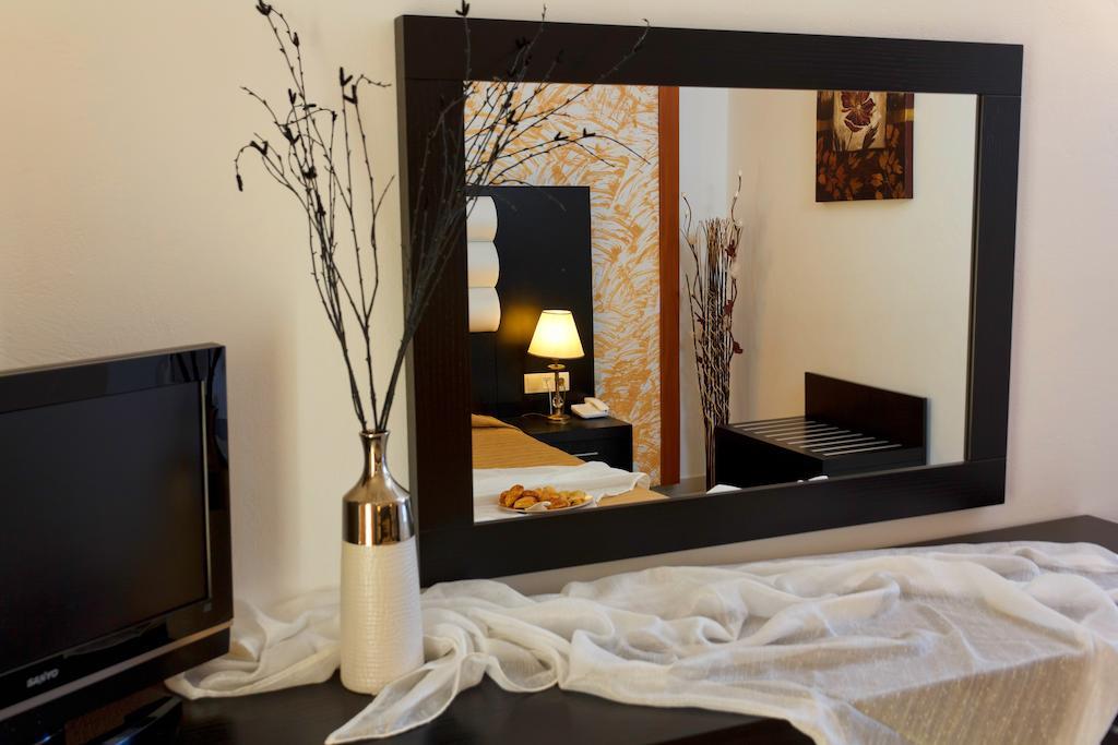 กายา รอยัล โฮเต็ล Hotel มัสติคารี ภายนอก รูปภาพ